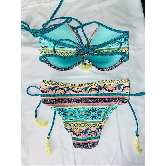 Bikini - Picture 2 of 2